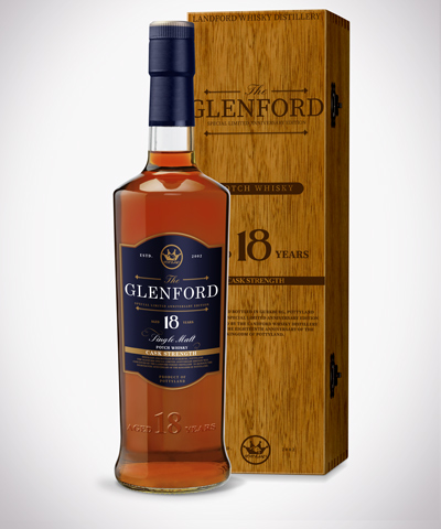 Whiskyflasche mit Holzbox