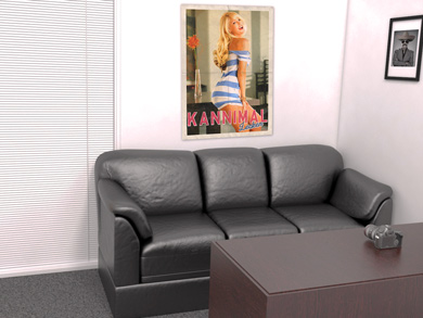Raum für Pausen und Vorstellungsgespräche Raum mit schwarzer Ledercouch und einem Poster der Schauspielerin Kannimal Lecken