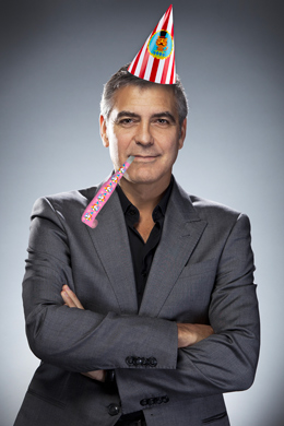gutaussehender Mann mit Partyhut und Tröte